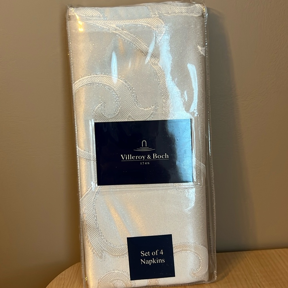 Villeroy & Boch Legacy Scroll pattern set of 4 napkins-NIP